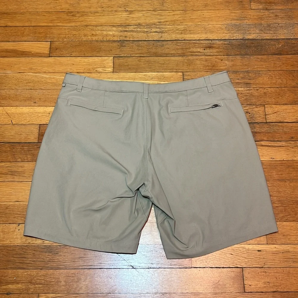 Lululemon Commission Shorts Slim 9” in Tofino Sand, size 38